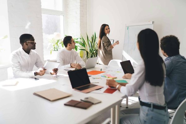 Quelles stratégies les écoles de commerce peuvent-elles utiliser pour enseigner l'importance de la diversité culturelle ?